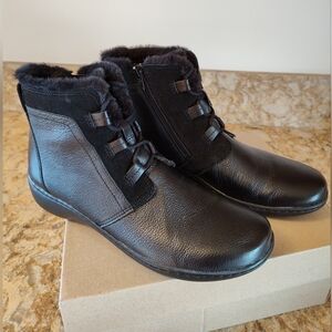Clarks Cora Chai Women's Black Leather Boots Size 8 1/2 Narrow - Like New